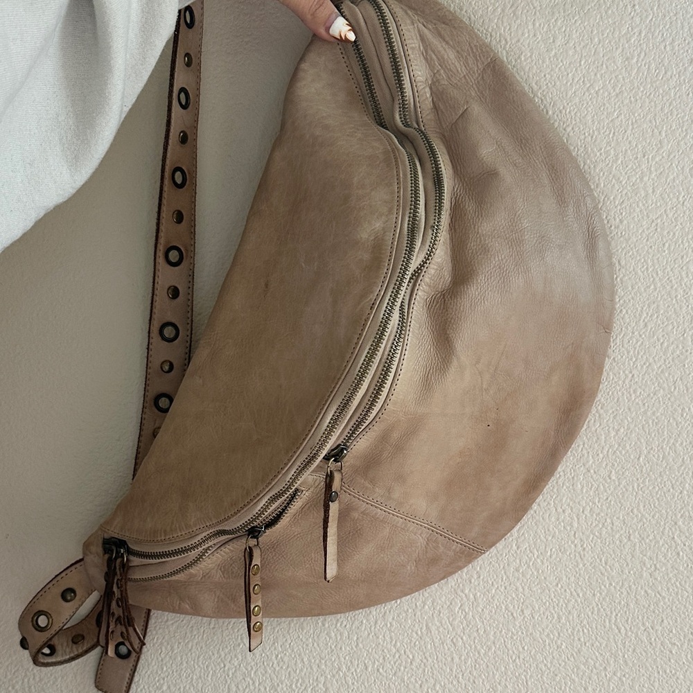 Bolsa Nova Bella Taupe Leather Crescent Crossbody Bag